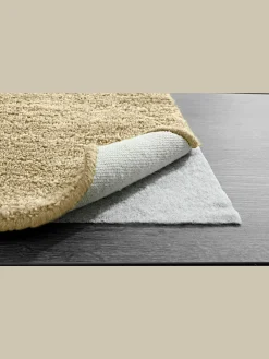 Sous-tapis dimension inférieure à celle du tapis d'environ 10 cm