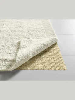 Sous-tapis dimension inférieure à celle du tapis d'environ 10 cm