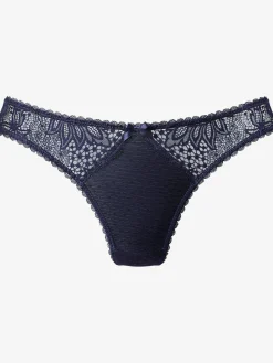 String féminin avec bordures en dentelle discrètes et nœud décoratif