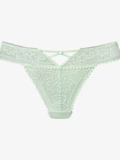 String séduisant avec découpe élégante au centre devant