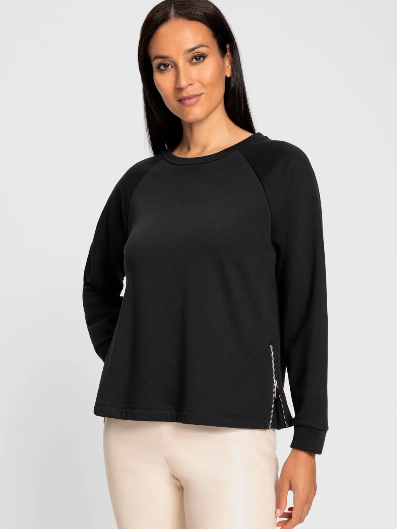 Sweatshirt extensible grâce aux glissières latérales