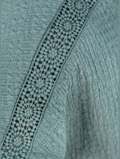 T-shirt à manches courtes empiècement crochet fin aux épaules