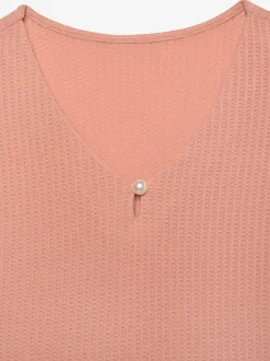 T-shirt à manches courtes encolure en v avec petite fente et perle décorative