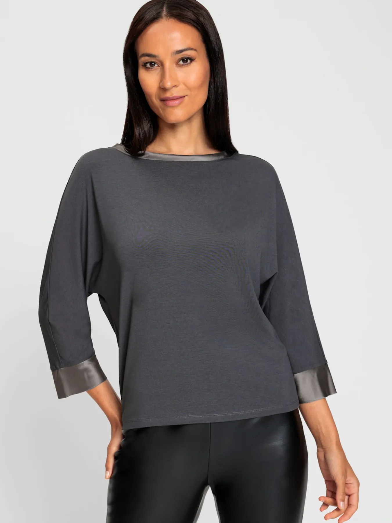 T-shirt à manches longues bords ouverts modernes