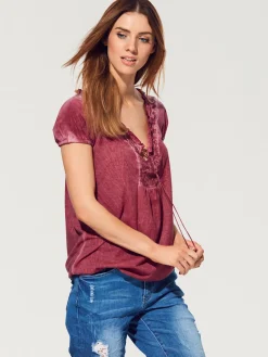 T-shirt en v look tendance avec empiècement smocké à l'encolure