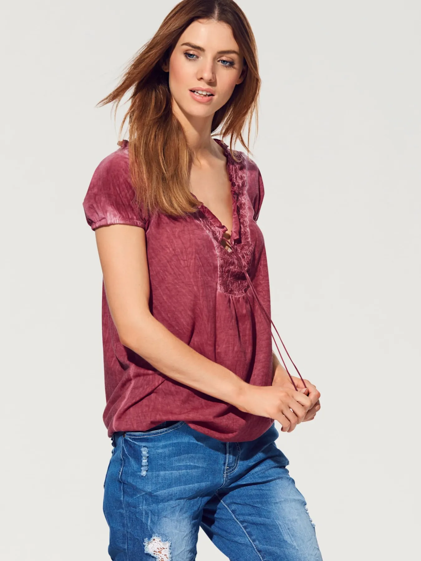 T-shirt en v look tendance avec empiècement smocké à l'encolure