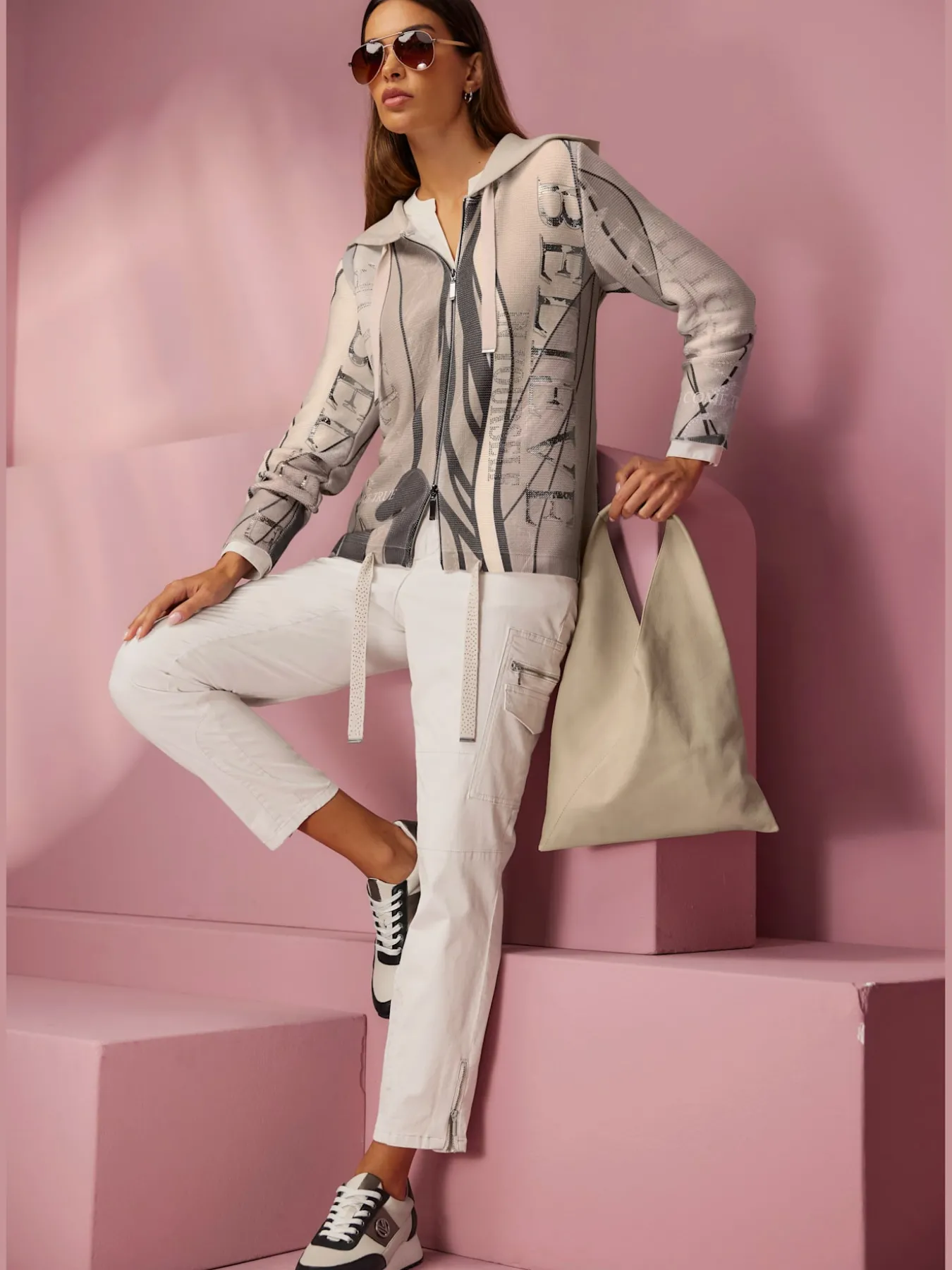 Veste à capuche en tricot motif maille moderne