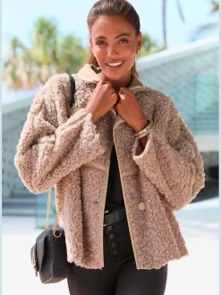 Veste imitation fourrure fermeture par 3 boutons recouverts de tissu