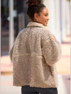 Veste imitation fourrure fermeture par 3 boutons recouverts de tissu