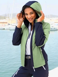 Veste technique capuche amovible grâce à une glissière